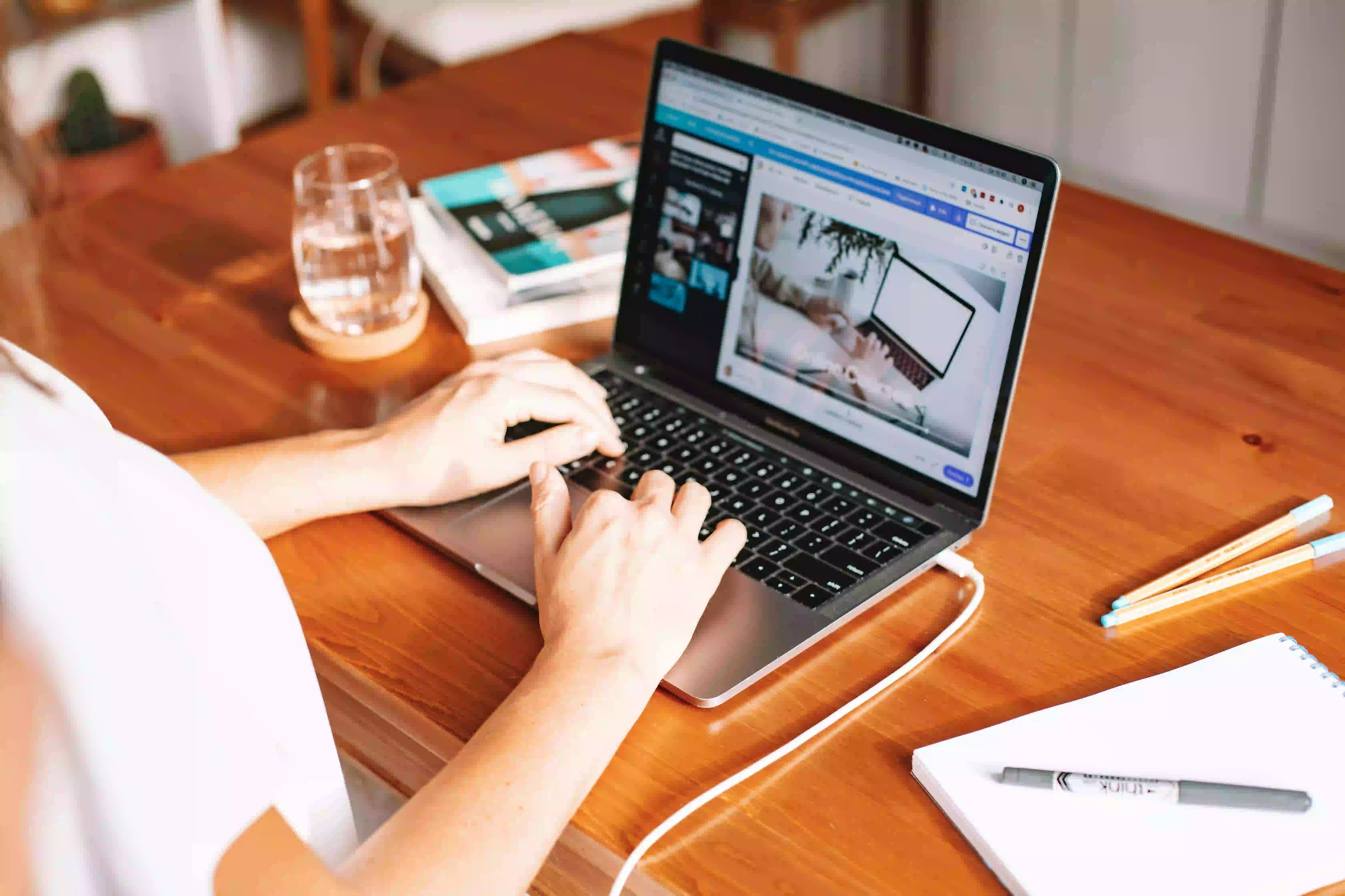 Persona configurando un equipo de red